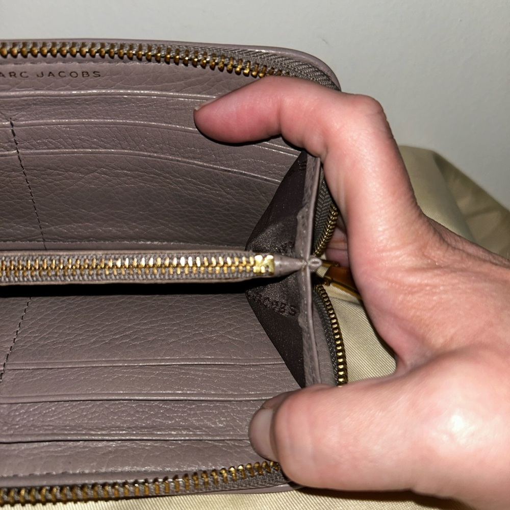 Clean Vintage Marc by Marc Jacobs Q
Slim Zip Around Wallet - Picture 8 of 10